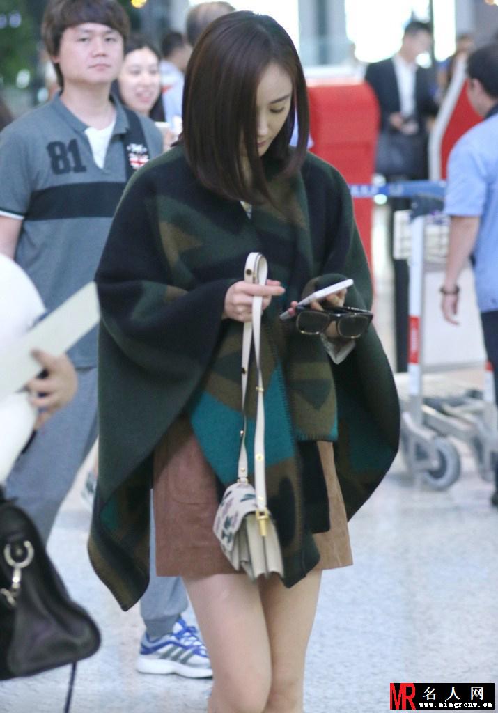 杨幂穿平底鞋现身机场 超短裙大秀美腿(1)