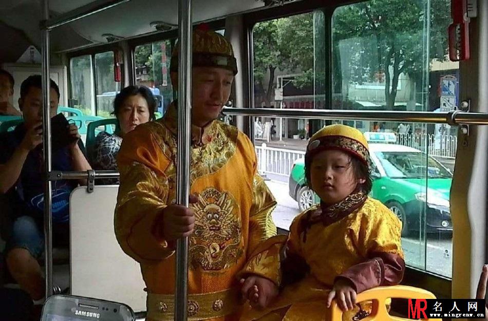爸爸3穿越变清宫剧 胡军女儿反串轩轩穿龙袍(1)