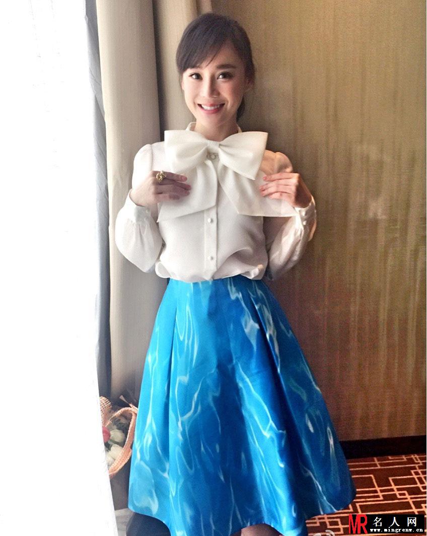 袁姗姗私服小搭 蝴蝶结清纯出镜笑容明媚(1)