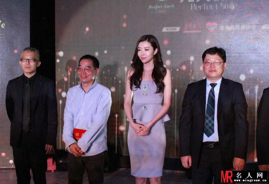 熊黛林出席活动谨防走光 手捂裙底难掩性感(1)