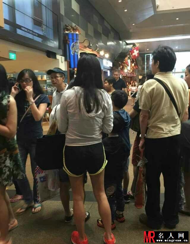张柏芝不俱封杀 热裤携子出街好心情(1)