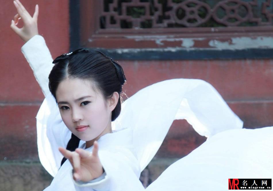 武汉美女cos小龙女神似刘亦菲 白衣飘飘获赞(1)