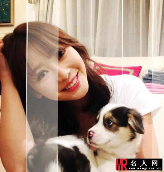 性感女神柳岩抱爱犬出镜露纹身(1)