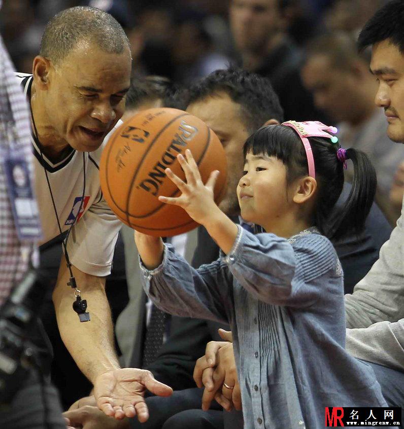 姚明携妻女观战NBA 小沁蕾大展运动天赋(1)