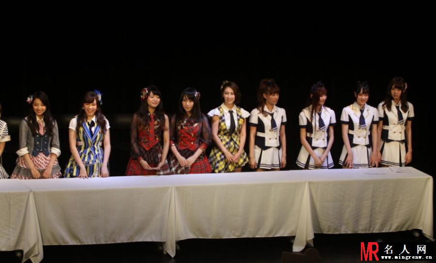 AKB48空降上海获宅男追捧 着女仆装甜美现身(1)