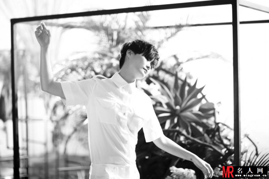 李宇春文艺写真 纯白衬衣展率性(1)