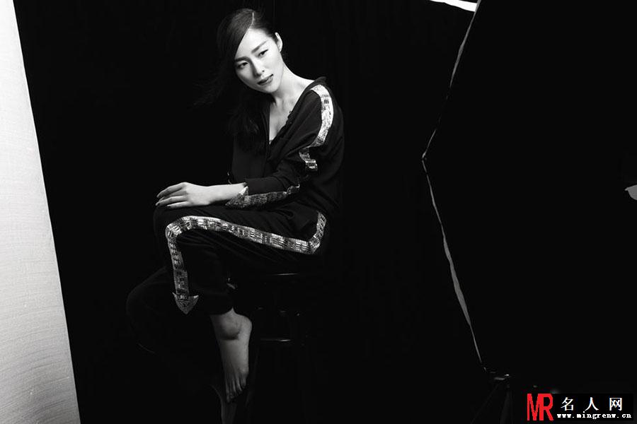 江一燕暗黑鬼魅写真 黑唇彰显腹黑形象(1)