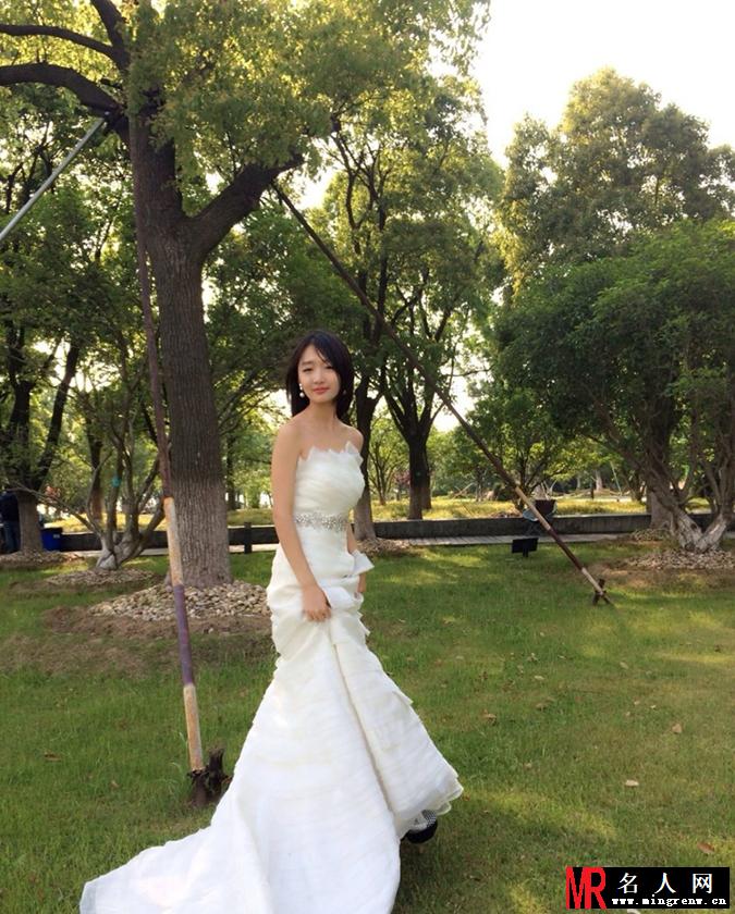 周冬雨曝婚纱照 邻家女孩一秒变女神(1)