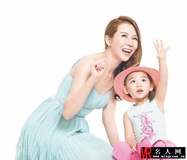 蔡少芬携宝贝女儿拍写真 互动温馨萌劲十足(1)