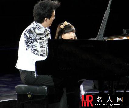李云迪新年音乐会 与王诗龄温馨合作得香吻(1)