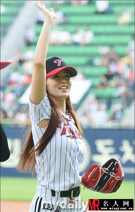 韩国女模柳胜玉棒球赛开球 衣服腋下开口(1)