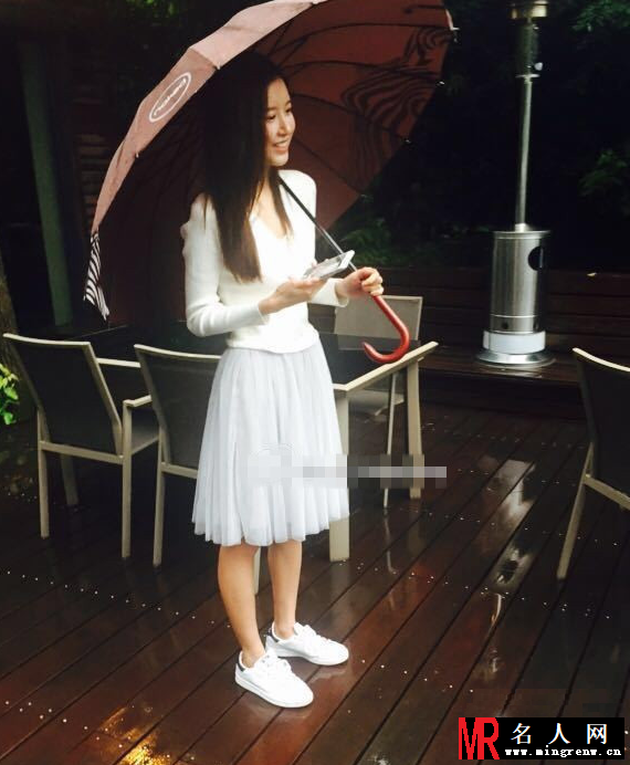 陈赫张子萱同游正脸照曝光 笑容灿烂心情大好(1)