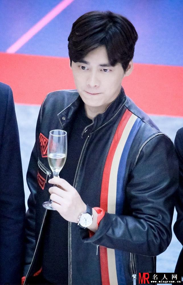 李易峰捞金张嘴咬表链表情狰狞 与粉丝玩自拍(1)