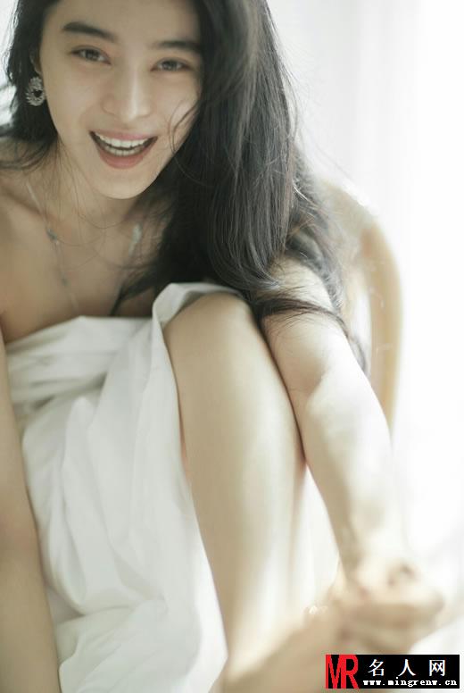 范冰冰《红秀GRAZIA》写真 躺床慵懒自信(1)