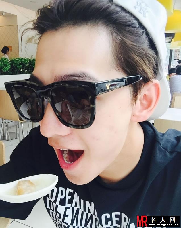 杨洋微博生活照集锦 展精致侧颜青春无敌(1)