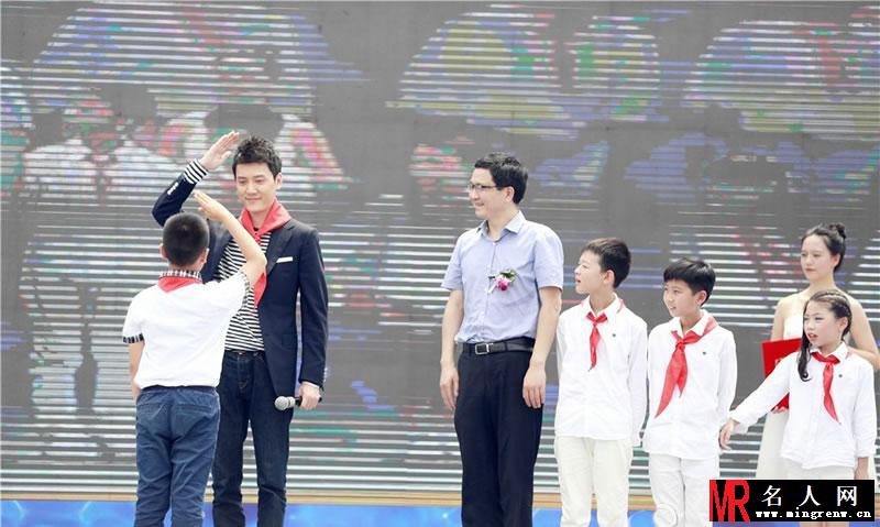 2015年5月南昌万达城海洋节 冯绍峰带红领巾得证书(1)