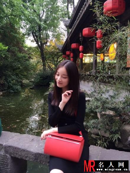 倪妮2014锦里之旅生活照 模仿大熊猫可爱搞笑(1)