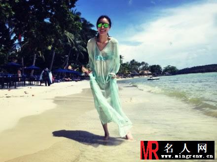 倪妮2014海滩游泳照 网友惊呼神秘男是冯绍峰(1)