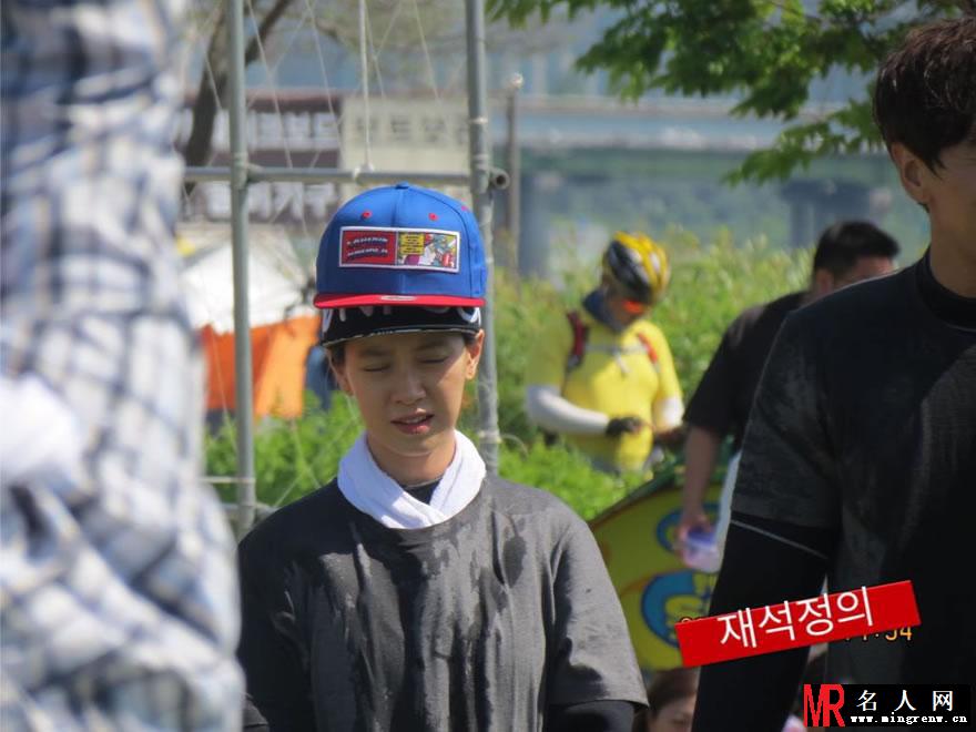 《RunningMan》最新饭拍图 宋智孝尼坤情侣帽现身(1)