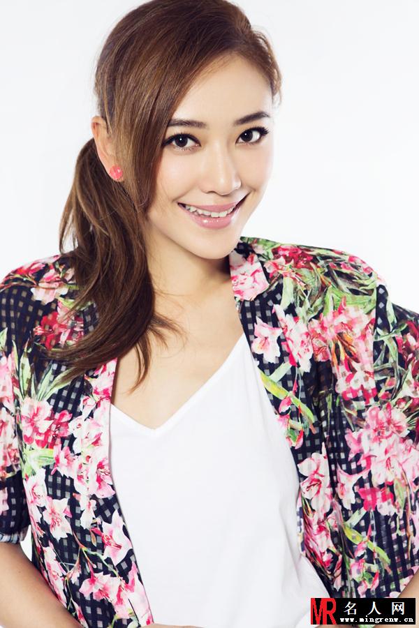 应采儿春日碎花装扮 清新辣妈青春活力(1)