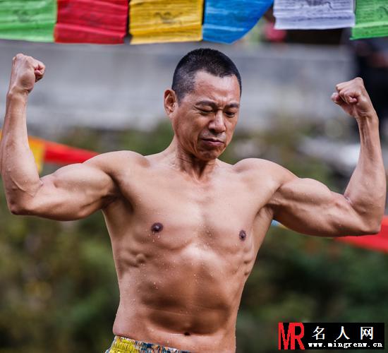 黄晓明肌肉不及张丰毅 59岁肌肉男色吸引人(1)