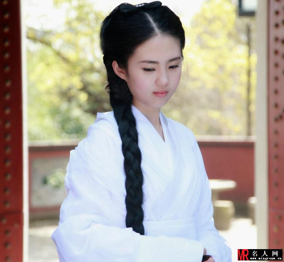 武汉美女cos小龙女神似刘亦菲 白衣飘飘获赞(1)