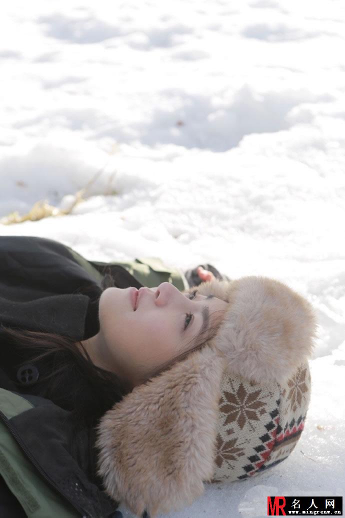 陈妍希置身雪海 剔透雪肌令人羡慕(1)