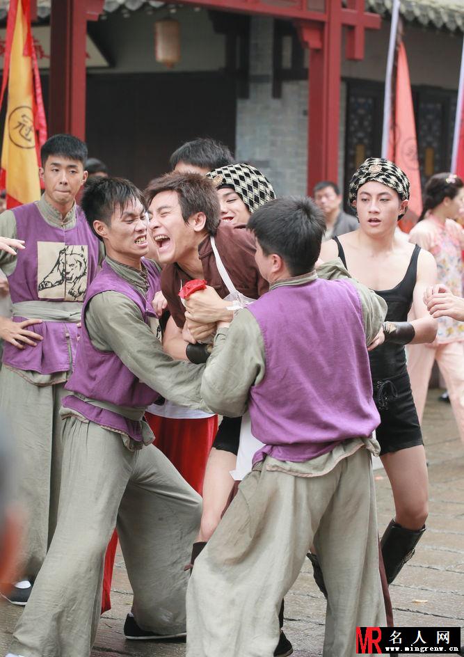 流氓皇帝新剧开拍 周丽淇马国明上演恩爱夫妻(1)