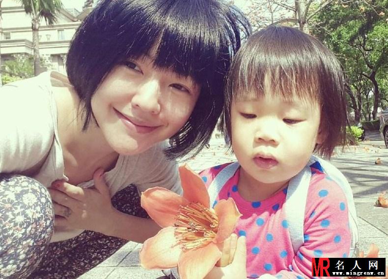 辣妈小S强吻小女 母女三人私生活大曝光(1)