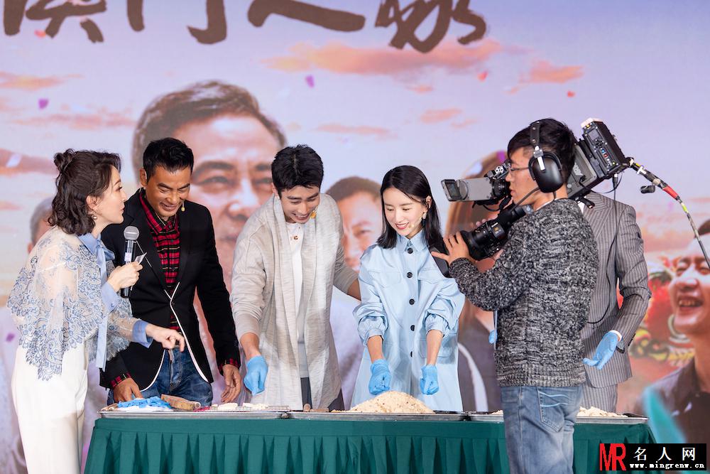 董洁亮相《澳门人家》发布会  现场制作杏仁饼暖化众人(1)
