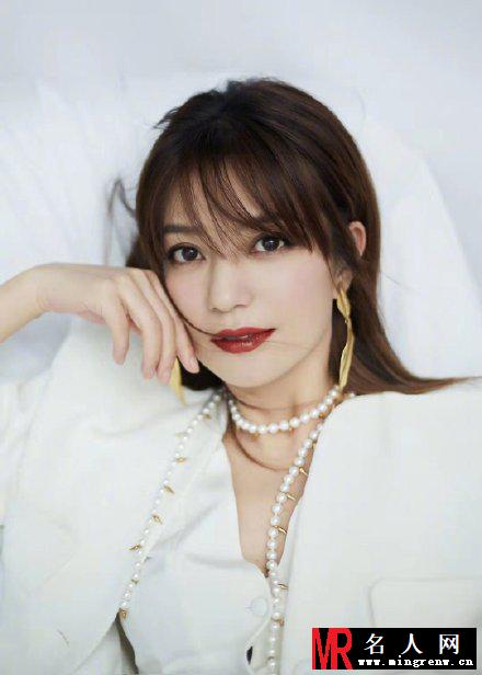 赵薇金色落叶耳环个性亮眼 一展简约摩登(1)