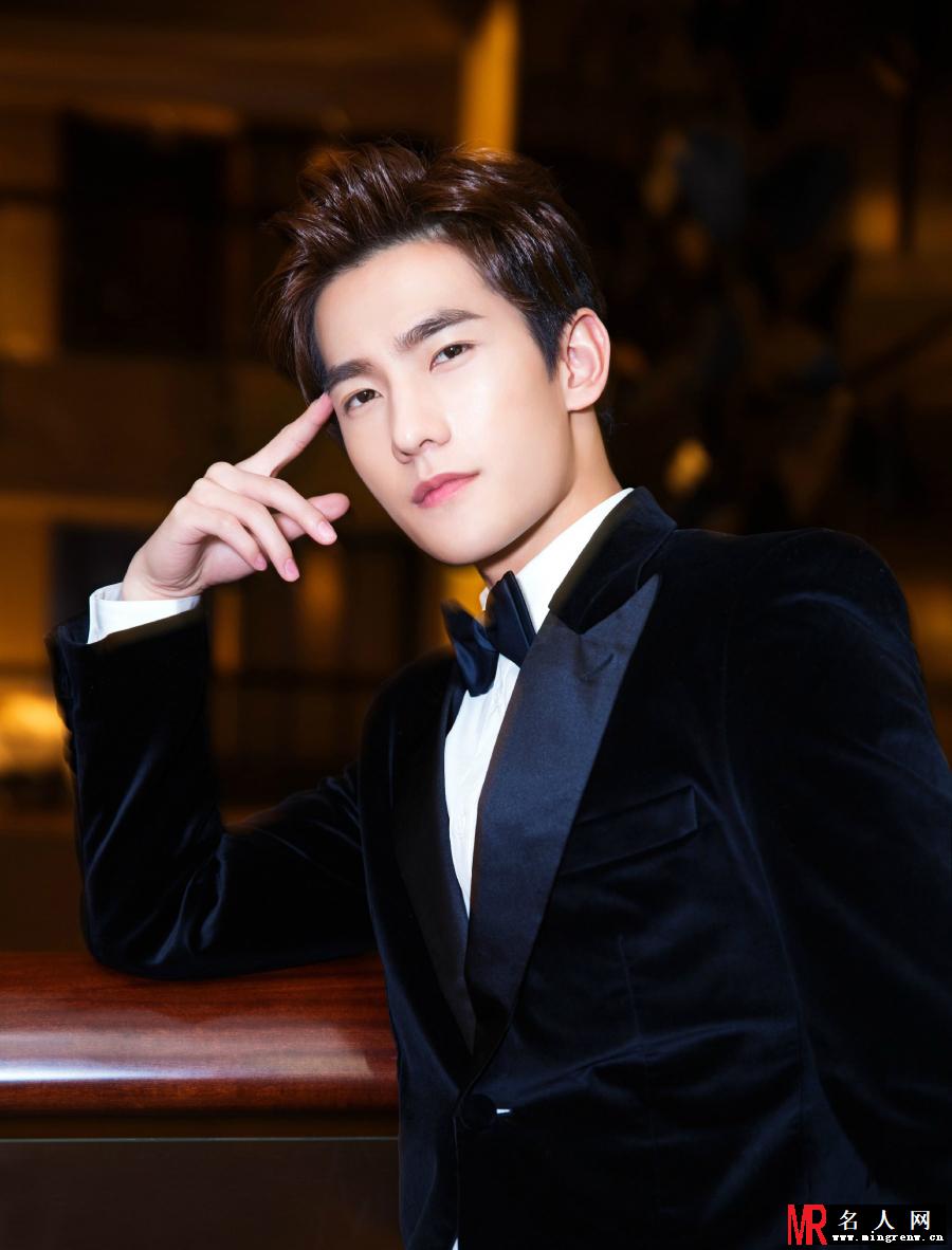 杨洋最新西服写真 一个大写的帅(1)