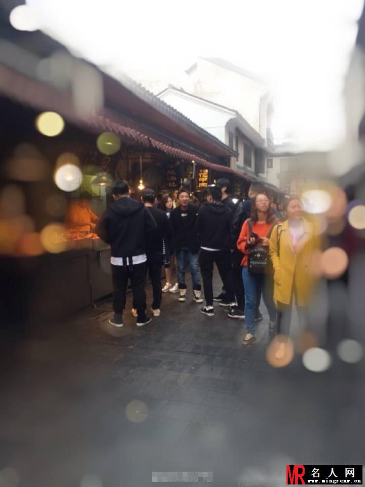 王思聪开豪车街边吃小吃 身边妹子又换了(1)