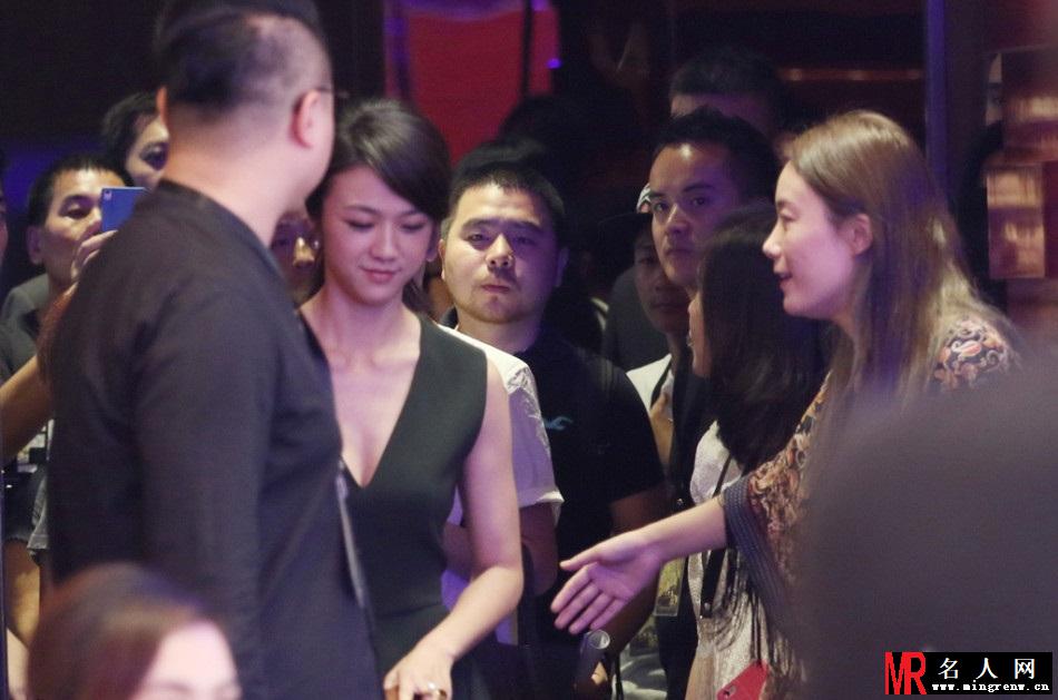 汤唯深V黑裙秀性感 遇粉丝求合影显亲和(1)