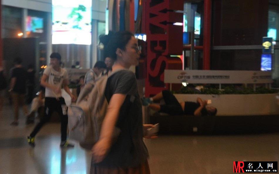 王菲双肩包配肥腿裤现身 行色匆匆玩快闪(1)