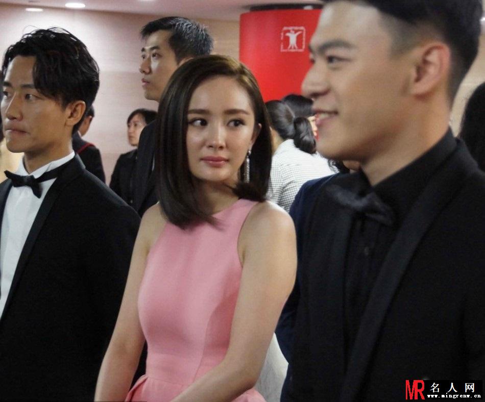 辣妈也玩小清新 杨幂粉裙美艳众人护驾(1)