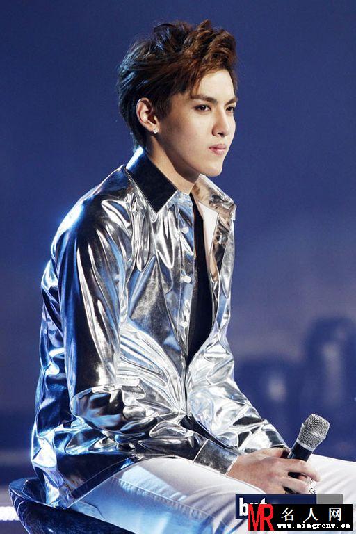 吴亦凡2012年首尔SHOW CASE倾情演唱颜神颜值爆表引粉丝尖叫(1)