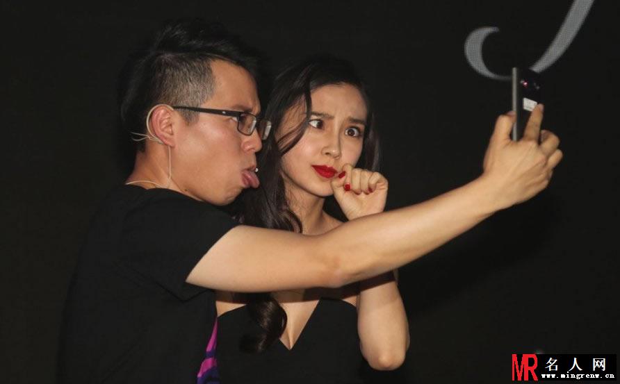 Angelababy出席活动与粉丝合影秒变斗鸡眼(1)