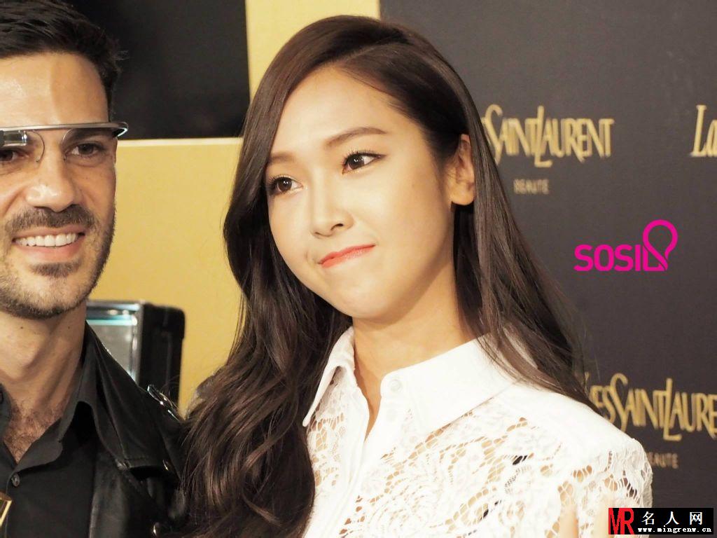 Jessica郑秀妍出席香港YSL体验活动现场 蕾丝透视装抢镜(1)
