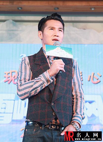 曹格携子女现身捞金 姐姐被玩偶吓哭(1)