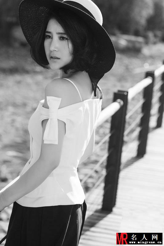 王碧儿最新写真 街头徜徉显自在(1)