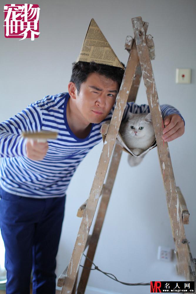 郭家铭携萌猫拍时尚大片 俏皮与萌猫惬意互动(1)