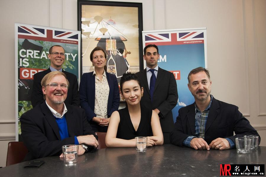 秦海璐黑色短裙优雅现身 担任中英电影大使(1)