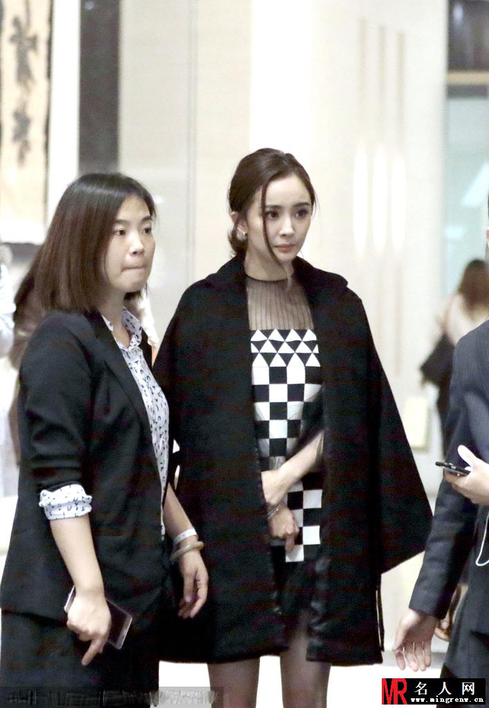 杨幂低调现身酒店外 棋格裙子秀美腿(1)