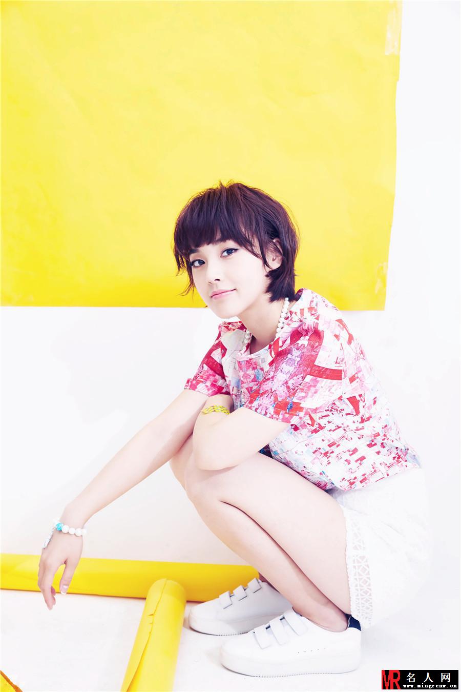 张佳宁香肩微露登杂志 甜美演绎小性感(1)