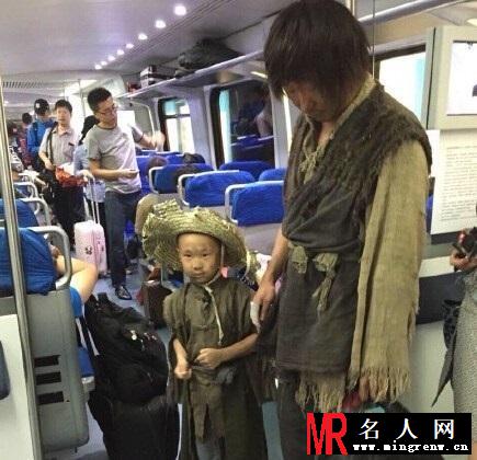 爸爸3穿越变清宫剧 胡军女儿反串轩轩穿龙袍(1)