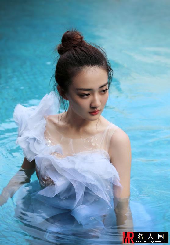 徐璐再曝湿身大片 肤如凝脂吹弹可破(1)