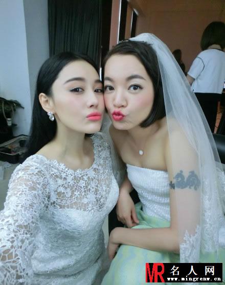 张馨予参加朋友婚礼 蕾丝白裙难掩酥胸(1)