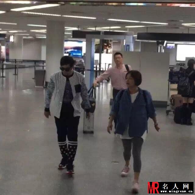 周杰伦抵达上海第四季《中国好声音》拍摄宣传片(1)