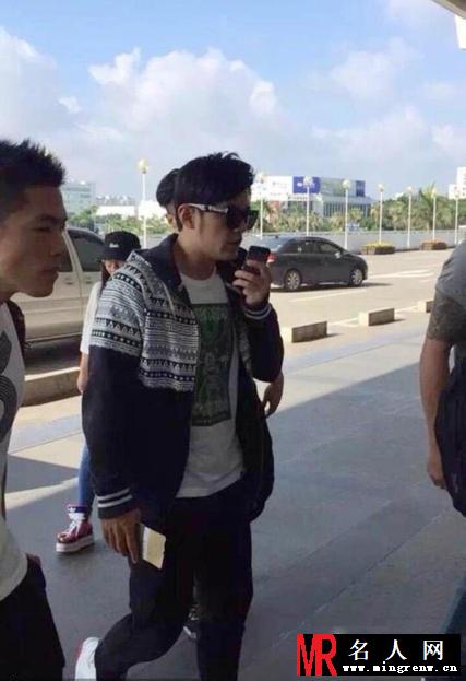 周杰伦握手机现身 疑与爱妻昆凌语音聊天显甜蜜(1)